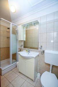 Kúpeľňa v ubytovaní Apartment Brodarica 4194d