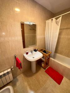 uma casa de banho com um lavatório, um chuveiro e um WC. em Apartamento Paraiso Lido em Benidorm