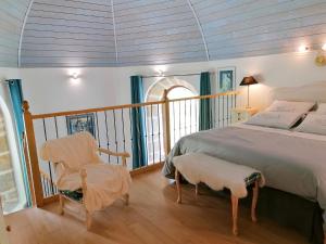 - une chambre avec un lit et une chaise dans l'établissement Cottage Chapel, Briec, à Briec