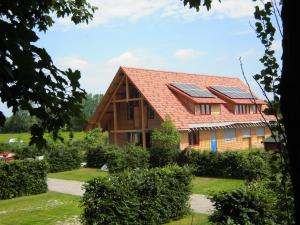 una casa con paneles solares en el techo en B&B ZomersBuiten, en Oude Pekela