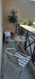 里奧哈的住宿－HOSPEDAJE DEL PASEO，阳台配有一张桌子和两把椅子