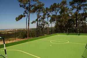 einen Tennisplatz mit einem Netz darüber in der Unterkunft HI Alfeizerão – Pousada de Juventude in Alfeizerão