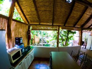 uma cozinha com uma mesa e um micro-ondas no balcão em Hostal Doña Ema em Pisco Elqui
