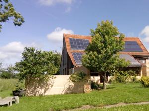 una casa con paneles solares en el techo en Gîte Blomard, 4 pièces, 6 personnes - FR-1-489-40, en Blomard