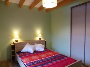 Un pat sau paturi într-o cameră la Gîte La Guillermie, 4 pièces, 6 personnes - FR-1-489-140