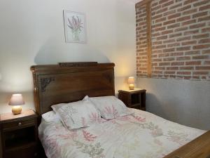 A bed or beds in a room at Gîte Souvigny, 5 pièces, 10 personnes - FR-1-489-231