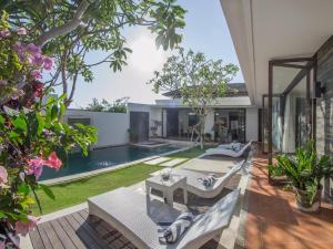 an external view of a villa with a swimming pool at Villa Uma Girasole in Canggu