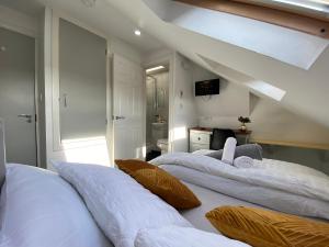 2 łóżka w pokoju ze schodami w obiekcie Nice Living Serviced Accommodations 2 w Coventry