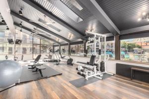 un gimnasio con equipo de ejercicios y una gran ventana en Venture on Country Club en Mesa