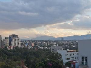 vistas a una ciudad con montañas en el fondo en Apartamento cerca de Centro CitiBanamex en Ciudad de México