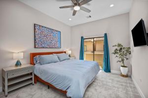 ein Schlafzimmer mit einem Bett und einem TV in der Unterkunft The Houston Villa - 2Qn+1King -MedCenter NRG ZOO in Houston