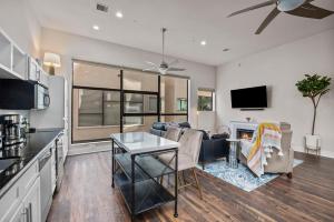 eine Küche und ein Wohnzimmer mit einem Sofa und einem Tisch in der Unterkunft The Houston Villa - 2Qn+1King -MedCenter NRG ZOO in Houston