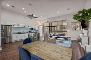 eine Küche und ein Wohnzimmer mit einem Tisch und Stühlen in der Unterkunft The Houston Villa - 2Qn+1King -MedCenter NRG ZOO in Houston