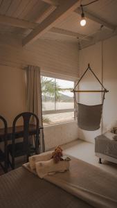 1 dormitorio con cama y ventana con vistas en Lagoa Nômade Hostel en Florianópolis