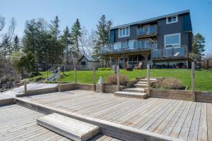 een huis met een terras en een gebouw bij Grand Oasis Napanee in Napanee