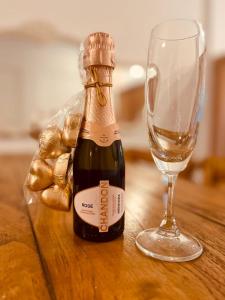 una bottiglia di vino e un bicchiere su un tavolo di El mejor monoambiente de Villa Devoto a Buenos Aires