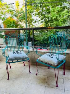 El mejor monoambiente de Villa Devoto في بوينس آيرس: كرسيان زرقان يجلسان بجانب بعضهما على شرفة