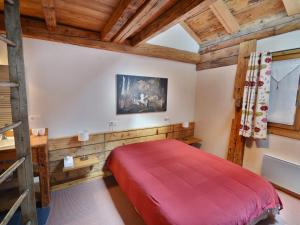 Giường trong phòng chung tại Chalet moderne 10 pers près des pistes avec parking et WIFI - FR-1-684-20
