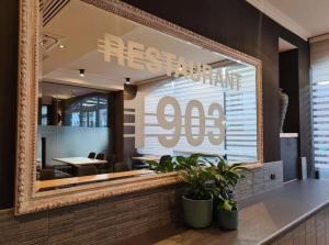 un ristorante con specchio sul muro di Great Southern Hotel Perth a Perth