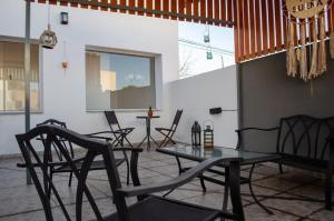 a dining room with chairs and a table and a window at 9 ¾ Apartamentos VIP in La Falda