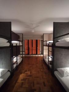 圣保罗Soul Hostel Av Paulista Bela Vista 2的一间有一堆双层床的房间