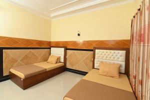 a room with two beds in a room at MCM HOTEL WISATA BOJONEGORO in Bojonegoro