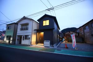 a small house on the side of a street at PrimeRoom別府 TATAMIsuite in Beppu