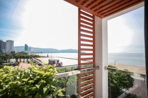 uma varanda com vista para a praia em HAKU Boutique Hotel em Quy Nhon