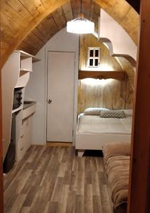 Un dormitorio con una cama en una habitación con techos de madera. en Cabañas Peñaflor Glamping, en Peñaflor