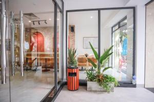 un bureau avec des portes en verre et des plantes en pot dans l'établissement HAKU Boutique Hotel Quy Nhơn, à Quy Nhơn