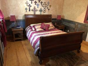 - une chambre avec un lit et 2 tables de nuit avec des lampes dans l'établissement Antler Mountain House, à Tarpley