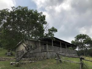 ein altes Haus mit einem Zaun davor in der Unterkunft Antler Mountain House in Tarpley