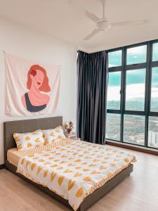 een slaapkamer met een bed en een groot raam bij [Starry Homes @ Green Haven] 2Beds 2Bath+Pool View in Masai