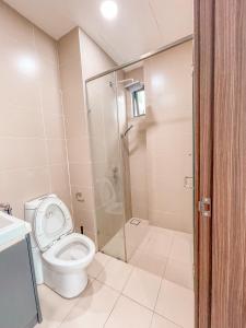 een badkamer met een toilet en een douche bij [Starry Homes @ Green Haven] 2Beds 2Bath+Pool View in Masai