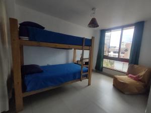 1 dormitorio con 2 literas y ventana en Estancia 311 Backpackers, en Cajamarca