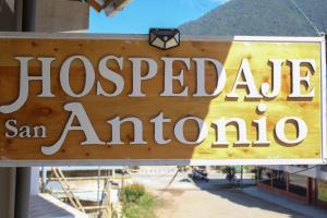 een teken dat zegt hospedale san animo bij Hospedaje San Antonio in Oxapampa