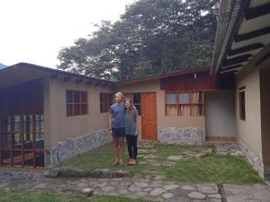 Sahuayacu的住宿－Lia B&B Lucmabamba，站在房子前面的男人和女人