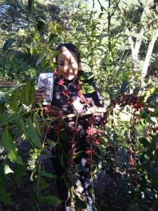 een vrouw in een boom met een camera bij Lia B&B Lucmabamba in Sahuayacu