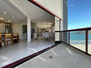 cocina y comedor con vistas a la playa en PS01- Cobertura Duplex| Pé na Areia| Churrasqueira, en Balneário Camboriú