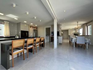 cocina y sala de estar con mesa y sillas en PS01- Cobertura Duplex| Pé na Areia| Churrasqueira, en Balneário Camboriú