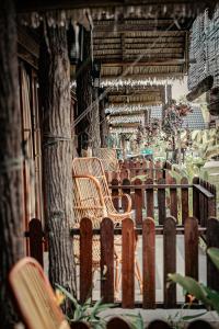 una fila de sillas en un edificio con una valla en Nipoh Beach Cottage en Kijal