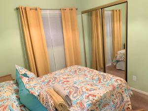 赫米特的住宿－Country haven room with desk near wineries，一间卧室配有一张床和一面大镜子