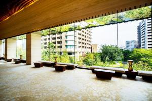 una fila de bancos en un edificio con grandes ventanas en InterContinental Hotel Osaka, an IHG Hotel, en Osaka