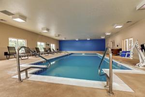 - une piscine dans une chambre d'hôtel avec piscine dans l'établissement Holiday Inn Express Campbellsville, an IHG Hotel, à Campbellsville