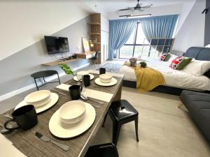 uma sala de estar com uma cama, uma mesa e cadeiras em FREE PARKING # 2 Bed Family BellSuite - Sepang KLIA Kota Warisan em Sepang