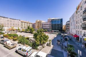 een luchtzicht op een stad met auto's en gebouwen bij Amazing flat 5 balconies in Chueca - Gran Via in Madrid