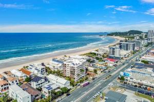 una vista aérea de una playa con edificios y el océano en Beach Palms Holiday Apartments, en Gold Coast