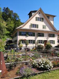 una casa con un jardín delante de ella en Alte Mühle en Röthis