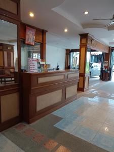 eine Lobby eines Restaurants mit einer Kasse in der Unterkunft Amorn Mansion in Ao Nang Beach