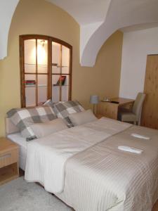 Posteľ alebo postele v izbe v ubytovaní Apartments and Suites Kremnica